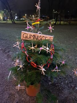 PRAZNIČNA OBČINA ŠKOFLJICA: lokalne skupnosti so okrasile smrečice v drevoredu pri zunanjem igrišču OŠ Škofljica